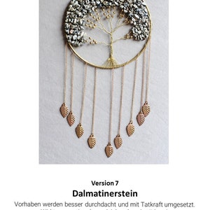 May include: A gold wire tree of life with a Dalmatian stone design. The tree is surrounded by a gold hoop and has gold chains with small gold leaves hanging from it. The text "Version 7 Dalmatinerstein" is below the image. The text below the image reads: "Vorhaben werden besser durchdacht und mit Tatkraft umgesetzt. Wirkt er emotional ausgleichend und st&auml;rkend. Projects are better thought through and implemented with energy. It has an emotionally balancing and strengthening effect."