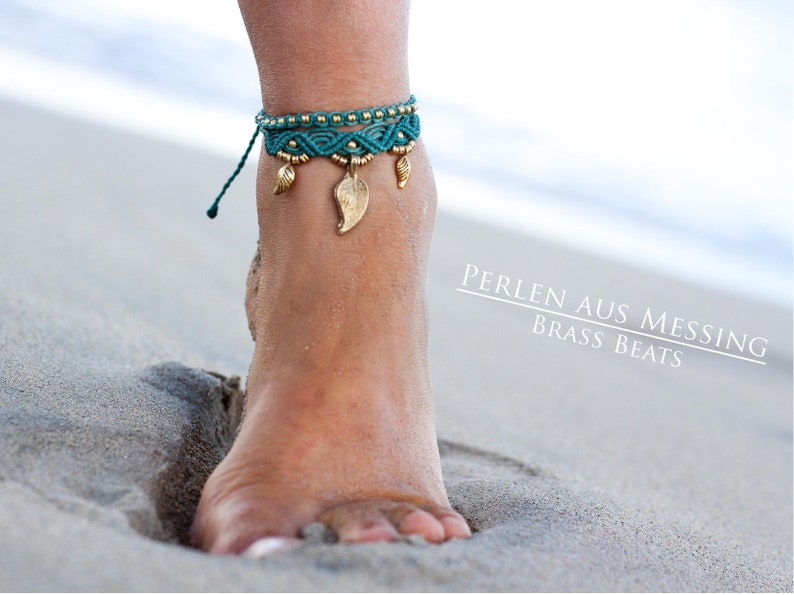 May include: A turquoise and gold ankle bracelet with leaf charms. The bracelet is made with macrame and brass beads. The text "PERLEN AUS MESSING BRASS BEATS" is visible in the image.