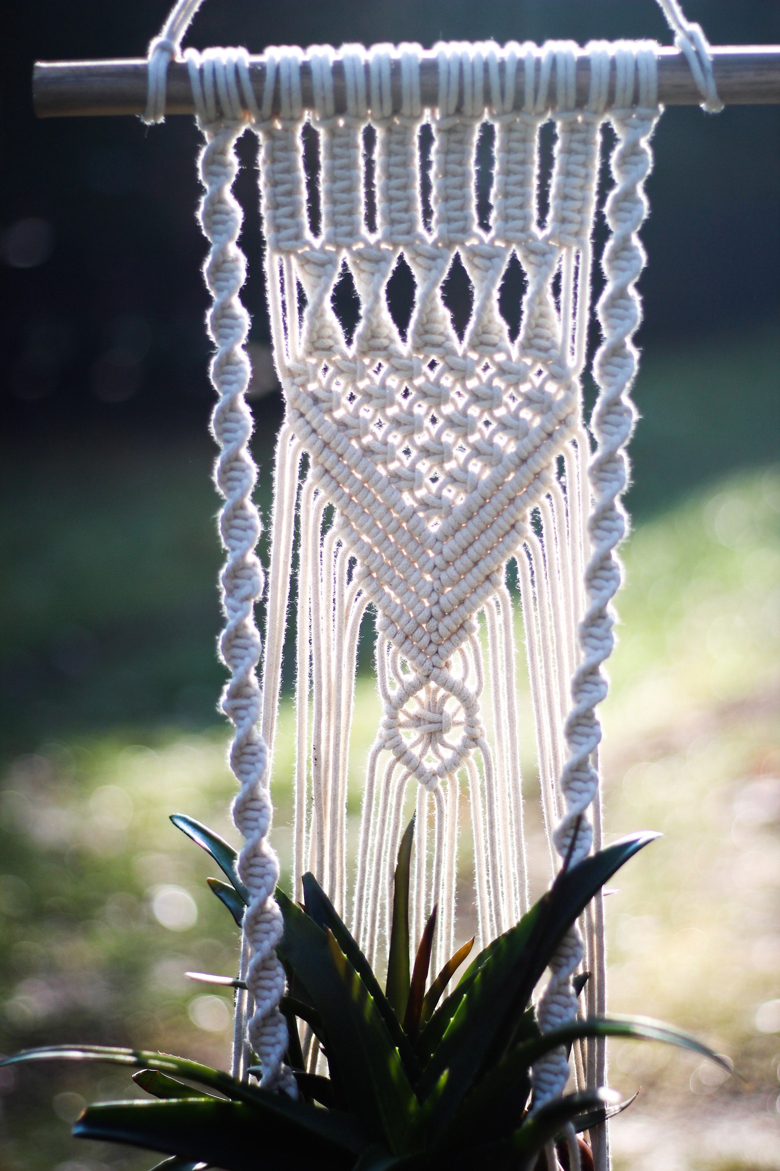 Blumenampel MAKRAMEE / Boho Pflanzenaufhängung für die Wand / - Etsy.de