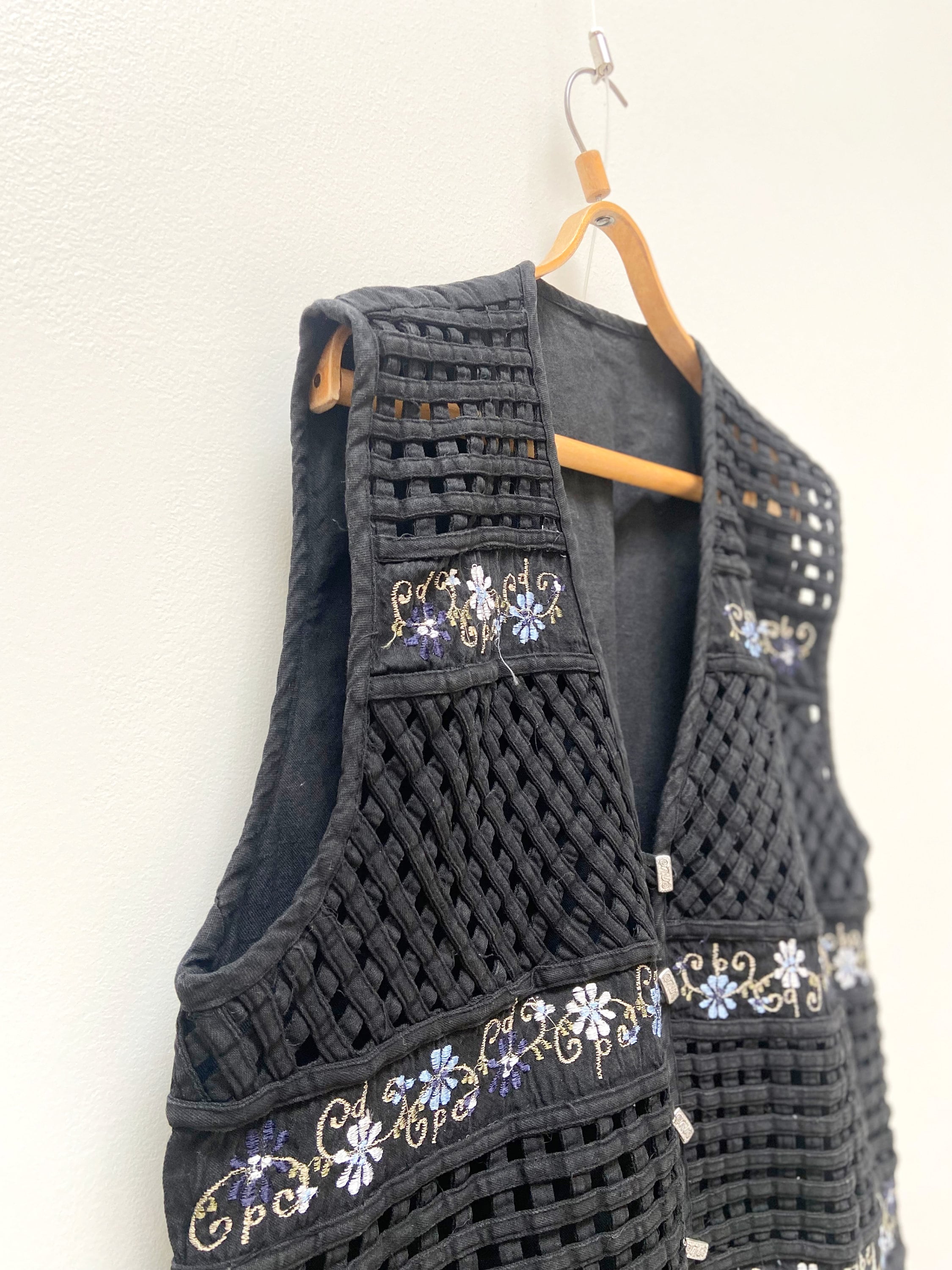 Vintage 90s Black Floral Embroidered Cotton Vest: Oversize Cutwork 