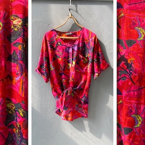 Vintage jaren 90 rode blouse met striksluiting M L rode abstracte button-up top dames stropdas voorkant shirt roze rode strik top abstract shirt roze zomertop