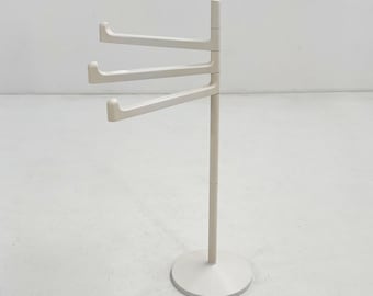 Toallero de pie blanco diseñado por Makio Hasuike para Gedy, década de 1970.