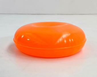 Taburete bajo de color naranja flúor de Zanotta, década de 1980.