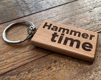 Hammer time — Llavero de madera grabado con letras de canciones: regalo para fanáticos de la música