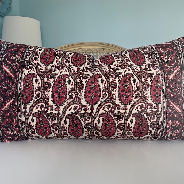 Almohada de lino de alta calidad de un solo lado de Schumacher Daria Paisley en color granate de 15 x 27. Almohada decorativa estampada a mano. Almohada de diseño. Almohada para sofá.