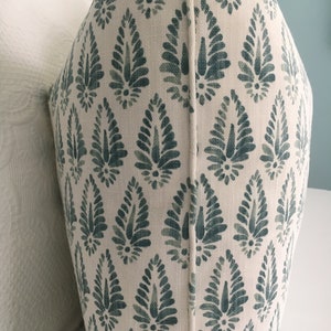 Lacefield Designs Agave Ariel i Aqua och vitt designerörngott på båda sidor. Dekorativt örngott med blocktryck. Örngott för soffa. bild 4