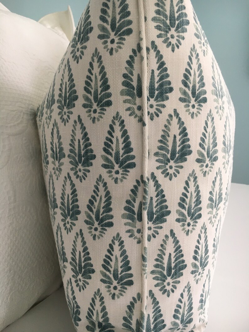 Lacefield Designs Agave Ariel i Aqua och vitt designerörngott på båda sidor. Dekorativt örngott med blocktryck. Örngott för soffa. bild 4