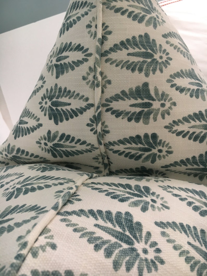 Lacefield Designs Agave Ariel i Aqua och vitt designerörngott på båda sidor. Dekorativt örngott med blocktryck. Örngott för soffa. bild 3