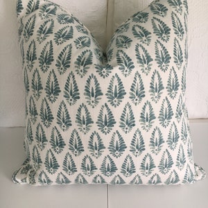 Lacefield Designs Agave Ariel i Aqua och vitt designerörngott på båda sidor. Dekorativt örngott med blocktryck. Örngott för soffa. bild 2