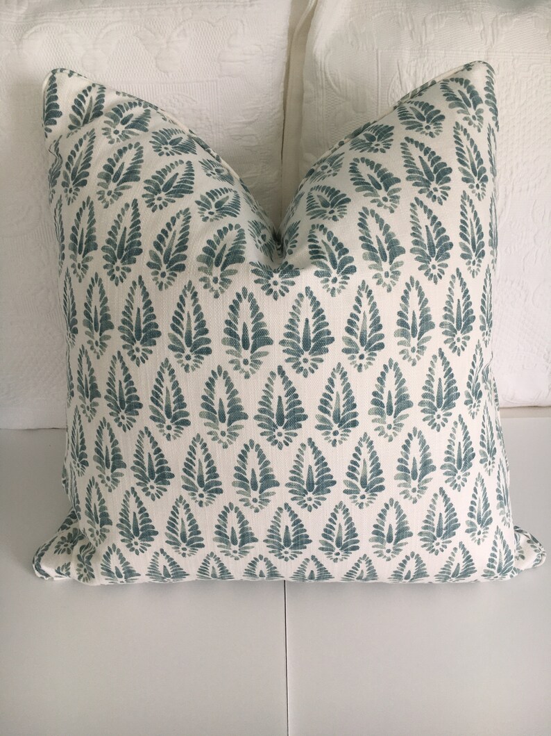 Lacefield Designs Agave Ariel i Aqua och vitt designerörngott på båda sidor. Dekorativt örngott med blocktryck. Örngott för soffa. bild 2