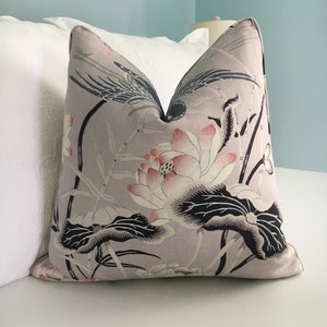 Schumacher "Lotus Garden" en funda de almohada lila de alta gama por uno o ambos lados. Funda de almohada decorativa. Funda de almohada de diseño. Chinoiserie.