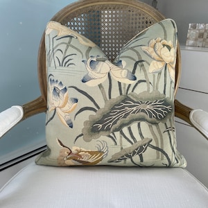 Schumacher „Lotus Garden” w kolorze aqua, jednostronna lub dwustronna, wysokiej jakości poszewka na poduszkę. Designerska lniana poszewka na poduszkę. Poszewka na poduszkę na sofę.