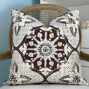 Quadrille China Seas &quot;New Batik&quot; neu braun und neu marine auf Tönnung ein oder beidseitig High End Kissenbezug. Designer Kissenbezug. Sofakissen.