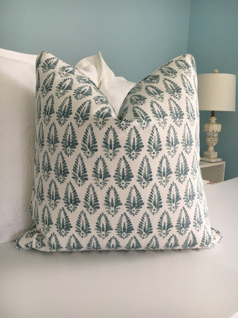 Lacefield Designs Agave Ariel i Aqua och vitt designerörngott på båda sidor. Dekorativt örngott med blocktryck. Örngott för soffa. bild 1