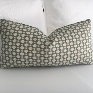 Housse de coussin haut de gamme "Betwixt" d'un côté ou des deux côtés de Schumacher, couleur eau/ivoire. Housse de coussin design à tissage géométrique. Oreiller de canapé turquoise.