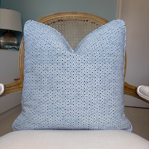 Funda de almohada Thibaut “Pixie” en tejido de alto rendimiento en tonos azul cielo y azul marino, de una sola cara.