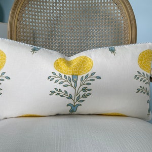 Copricuscino lombare di alta qualità Schumacher "Marigold" in giallo, un lato. Copricuscino decorativo. Copricuscino di design. Copricuscino per divano.