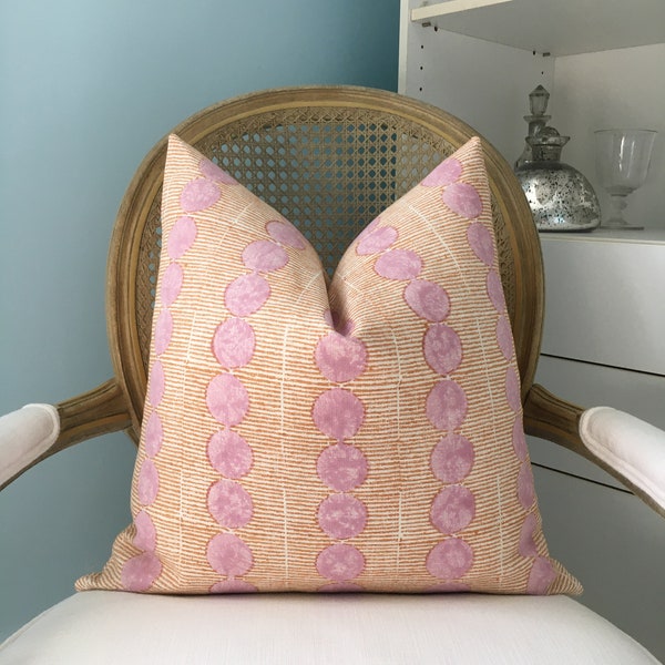 Schumacher Molly Mahon "Sun Rise" Handdruck in Rose & Kupfer ein- oder beidseitiger dekorativer Kissenbezug.