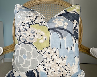 Anna French "Laura" i citrus och blått, exklusivt örngott på ena eller båda sidorna. Dekorativt blommigt örngott. Designerkudde.