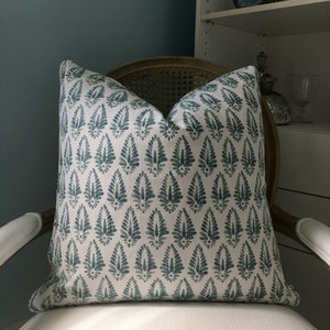 Lacefield Designs Agave Ariel i Aqua och vitt designerörngott på båda sidor. Dekorativt örngott med blocktryck. Örngott för soffa. bild 5