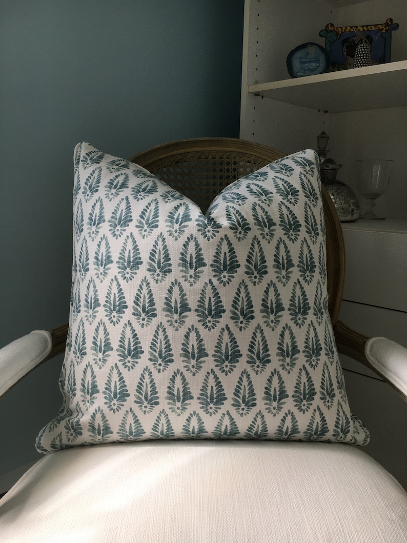 Lacefield Designs Agave Ariel i Aqua och vitt designerörngott på båda sidor. Dekorativt örngott med blocktryck. Örngott för soffa. bild 5