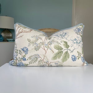 Lee Jofa "Chinese Peony" in blauwe high-end kussensloop met bloemen aan één of beide zijden. Designer linnen kussensloop. Decoratieve kussensloop.