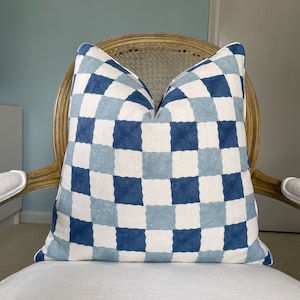Molly Mahon „Chequer Block“ einseitig oder beidseitig bedruckter High End Kissenbezug. Designer Kissenbezug in Blautönen.