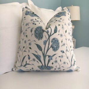 Funda de almohada de alta gama con diseño floral Khilana de Schumacher. Funda de almohada de diseño en azul aguamarina. Funda de almohada decorativa con diseño bloqueado a mano. Funda de almohada decorativa.