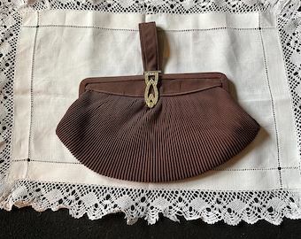 Bolso de mano original de los años 40, marrón, de crepé y pedrería, con glamour hollywoodense y recreación de la Segunda Guerra Mundial.
