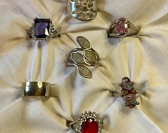 El precio de los anillos de bisutería llamativos es por anillo.
