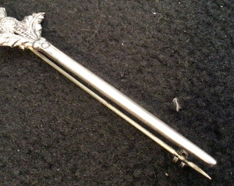 Broche escocés de plata maciza con forma de cardo, contrastado en Edimburgo en 1970.
