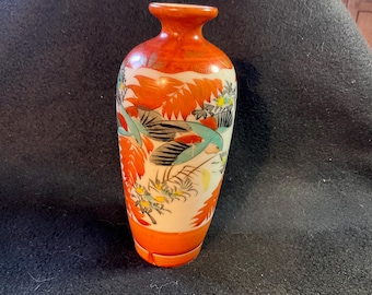 Antiguo jarrón cónico japonés pequeño de cerámica Kutani, pintado a mano, circa 1900