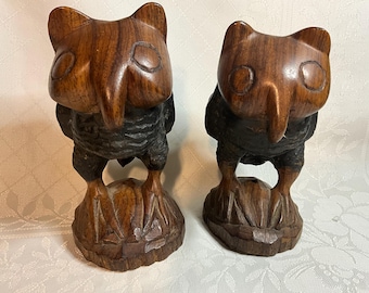 Pareja de búhos de madera tallada: decoración de arte popular ingenuo