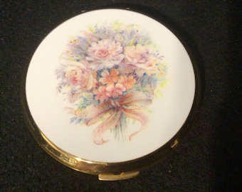Ramo de boda Stratton compacto de flores pastel de los años 90