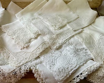 Pañuelo de novia vintage: recuerdo de boda bordado con una moneda de seis peniques de plata.