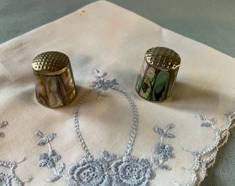 Par de dedales de alpaca, plata, concha de abulón y nácar