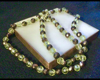 Collar de diamantes de imitación de color morado oscuro y amarillo de la década de 1960 engastado en una cadena fina