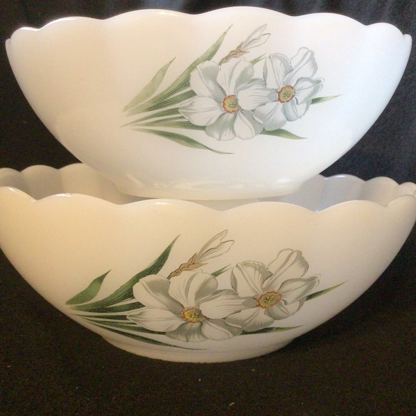 Pair of arcopal 1970s serving dishes in milk glass decorated with narcissi