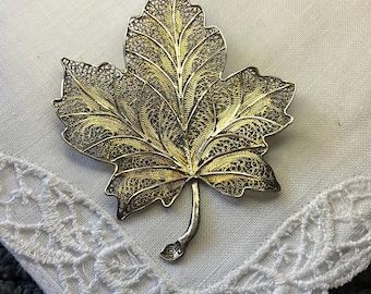 Impresionante broche continental de plata con forma de hoja de arce, fabricado por Carl Bucherer y completamente marcado.