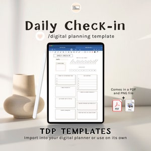 以下が含まれることがあります： 「Daily Check-in」のテキストが表示されたタブレット上のデジタルプランニングテンプレート。テンプレートには、毎日の振り返りと感謝のためのセクションが含まれています。スタイラスと装飾的な花瓶がタブレットの横にあります。PDFとPNG形式で利用できます。