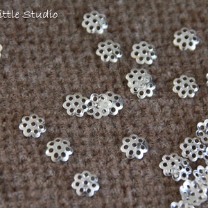 Cappucci con perline a forma di fiore rotondo piccolo-Cappucci con perline color argento-Argento antico-6x1,5 mm-Foro da 1 mm-Confezione da 50 cappucci con perline decorati con texture