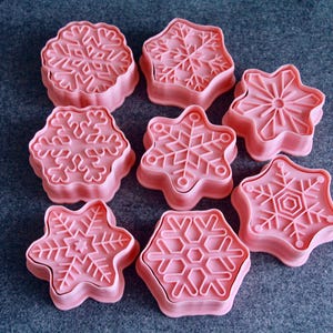 Christmas Cookie Cutters and Stamps-Snowflakes Crystal Stars-For Cookies Baking-Set of 8 Cutters with Stamps-Plastic Cookie Cutters