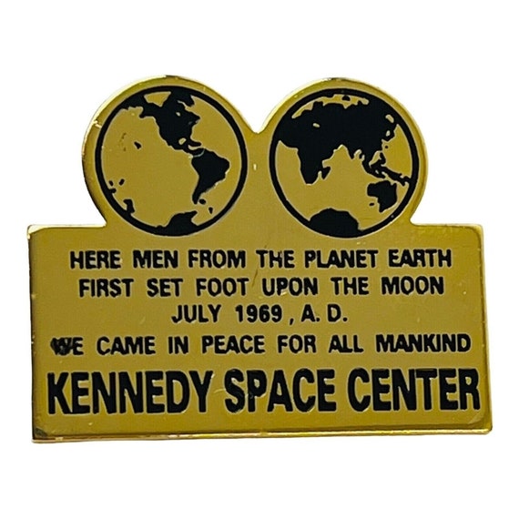 Vintage Kennedy Space Center Lapel Hat Pin NASA M… - image 1