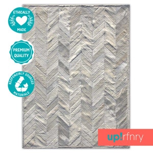 Può includere: Tappeto in pelle di mucca bianca con motivo a chevron. Il tappeto è realizzato con materiali di provenienza etica ed è di qualità superiore. Il tappeto è realizzato da up!rfnry.