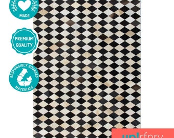 Può includere: Tappeto in pelle di mucca con motivo a rombi bianco e nero. Realizzato in modo etico, di qualità premium e con materiali provenienti da fonti responsabili.