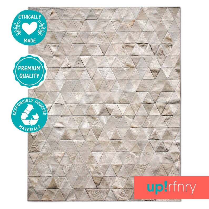 Pu&ograve; includere: Un tappeto in pelle bianca con un motivo geometrico di triangoli. Il tappeto &egrave; realizzato con materiali di provenienza etica ed &egrave; di qualit&agrave; superiore. Il tappeto &egrave; realizzato da up!rfnry.