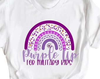 Może przedstawiać: Biała koszulka z fioletowym wzorem tęczy i napisem "Purple Up for Military Kids".