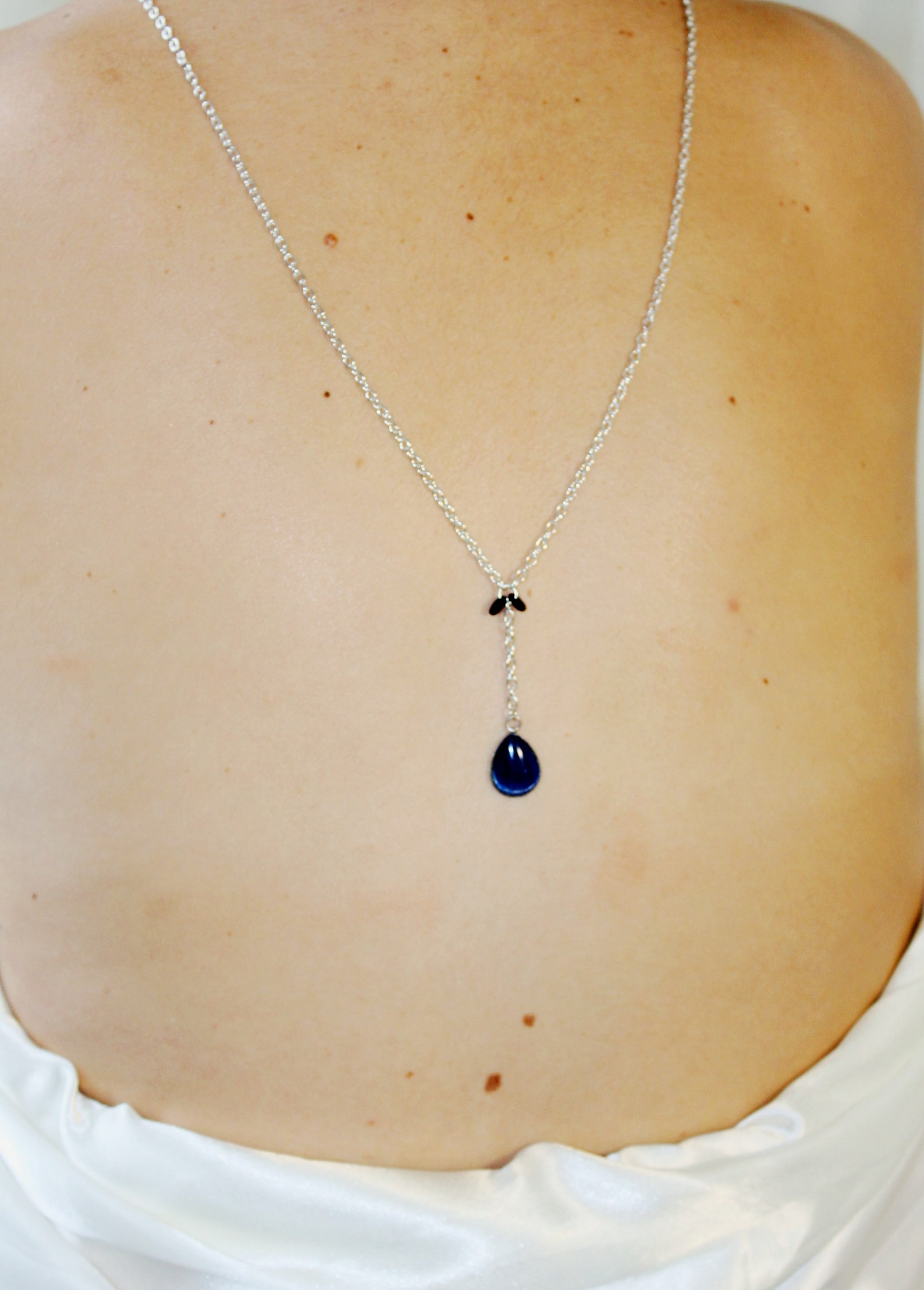 Collier de Dos Mariée, Fine Chaîne Argentée, Goutte Verre et Satin Bleu Nuit, Pétales Bleues