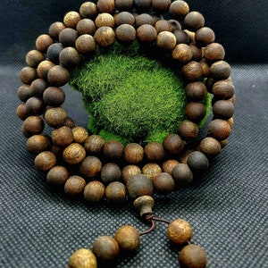 Full Sinking Green Kynam Agarwood Bracelet 108 Mala from Nha Trang Vietnam 47.12 gms 0.9 mm diameter beads Museum Grade image 3