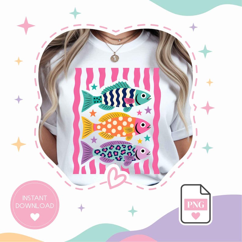 K&ouml;nnte beinhalten: Wei&szlig;es T-Shirt mit einem Design von drei bunten Fischen. Die Fische sind blau, gelb und lila, mit verschiedenen Mustern und Sternen. Der Hintergrund hat rosa und wei&szlig;e Streifen. Die Worte "INSTANT DOWNLOAD" stehen in einem rosa Kreis.